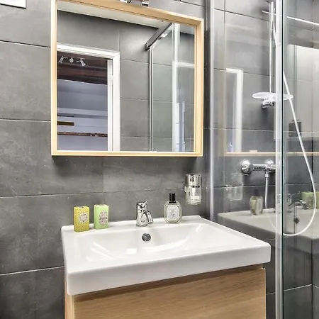Апартаменты Lovely Mezzanine In The Heart Of 3m *